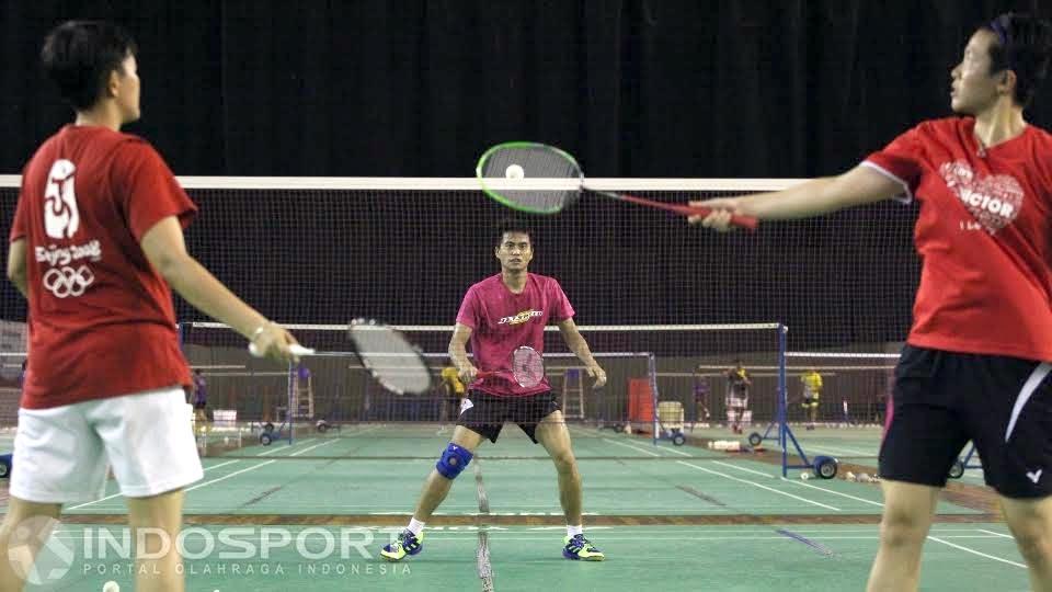 Tontowi Ahmad (tengah) harus melawan Liliyana Natsir dan Vita Marisa sekaligus.